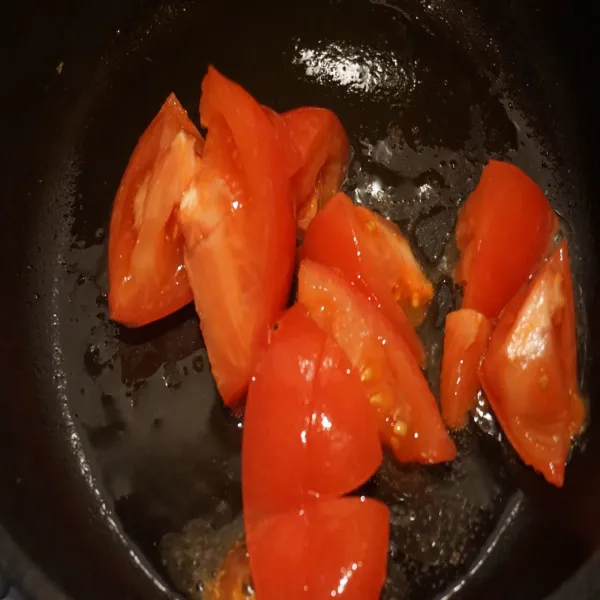 Tumis tomat sampai matang.