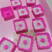Oles cetakan dengan sedikit minyak, masukkan kelapa kukus sambil ditekan agar padat.