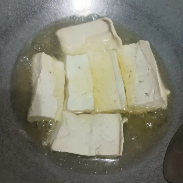 Goreng tahu hingga matang.
