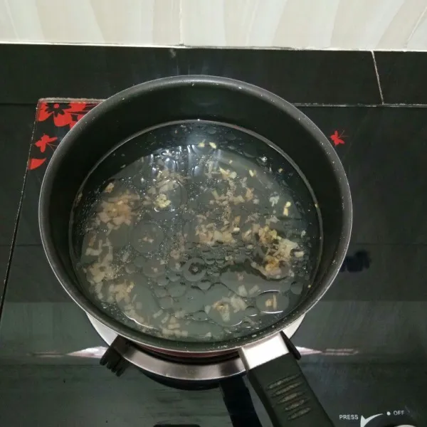 Lalu, masukkan air dan masak hingga mendidih.