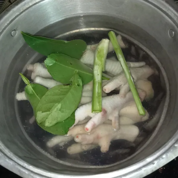 kemudian rebus ceker, air, daun salam, daun jeruk, dan serai.