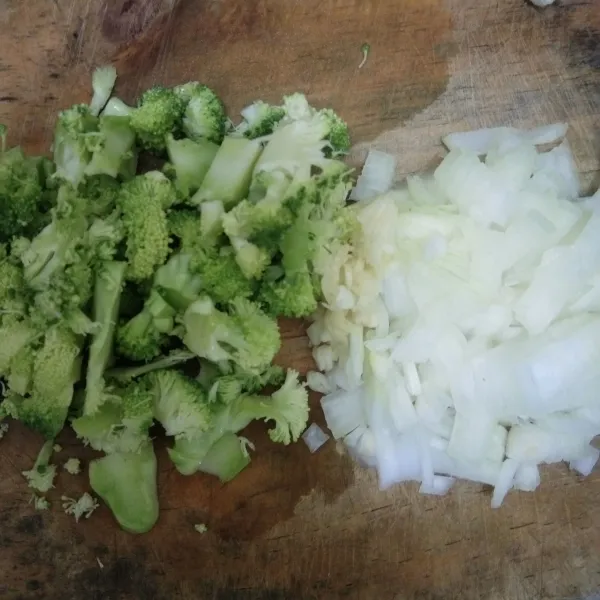 Siapkan cincangan brokoli, bawang putih dan bawang bombay