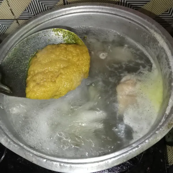 Masukkan bumbu yang sudah di tumis ke dalam panci rebusan ceker.