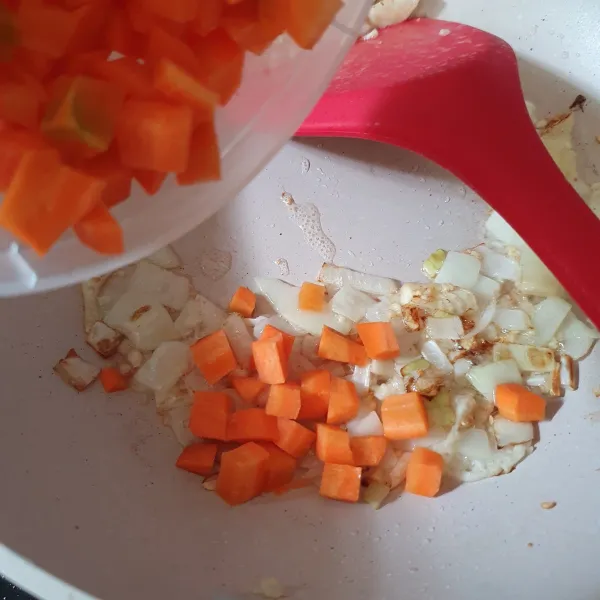 Tumis bawang bombay dan bawang putih hingga harum, masukkan potongan wortel.