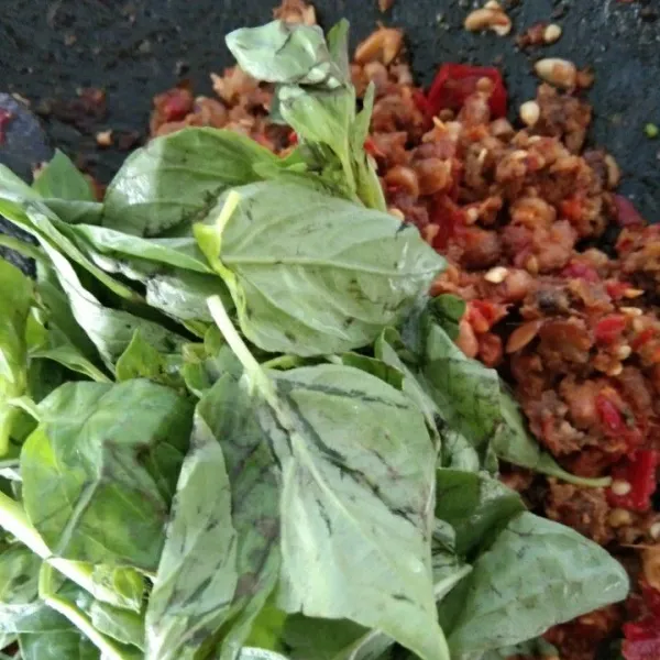 Masukkan daun kemangi, aduk rata.
