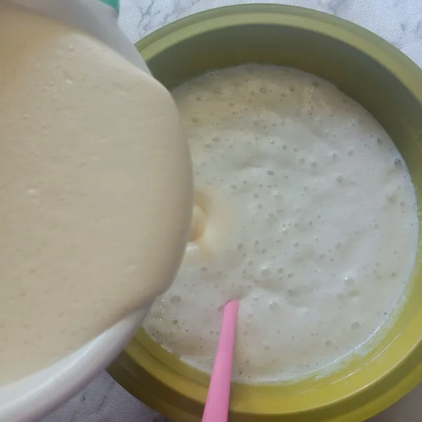 Masukkan adonan telur yang telah di mixer ke dalam adonan tepung. Kemudian aduk hingga tercampur rata.