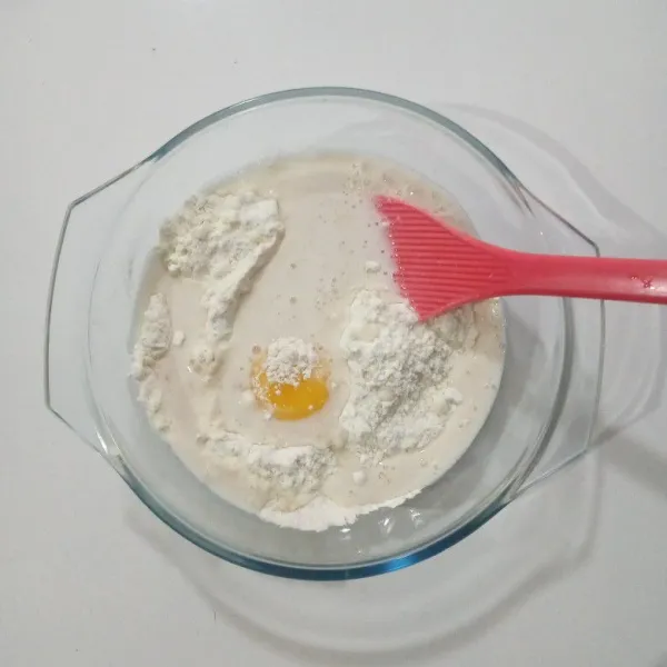 Campur tepung terigu, susu dan gula aduk rata, tambahkan telur dan bahan biang, aduk kembali hingga rata.
