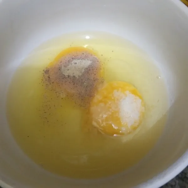 Kocok lepas telur ayam beserta garam, kaldu jamur dan merica bubuk, sisihkan