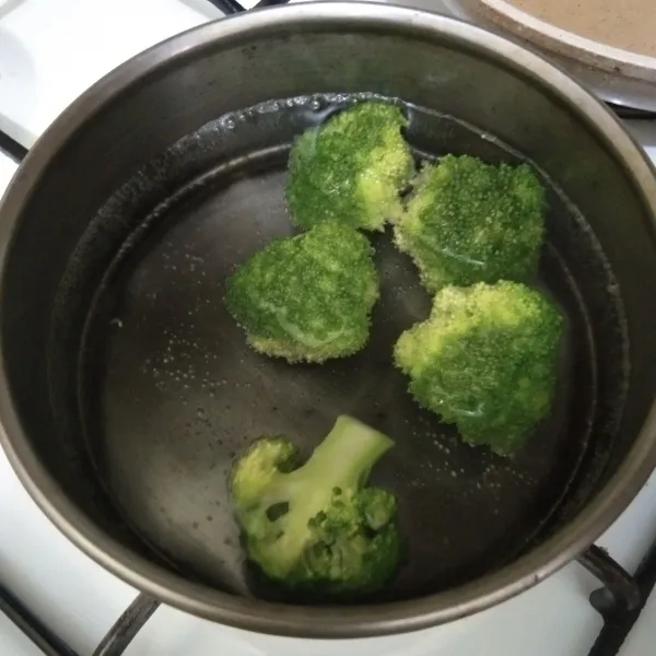 Rebus sebentar brokoli, tiriskan