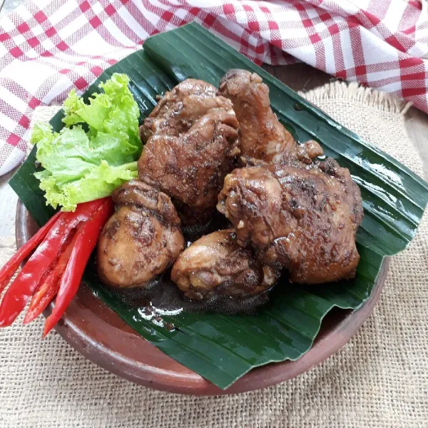 Ayam bumbu bacem siap disajikan