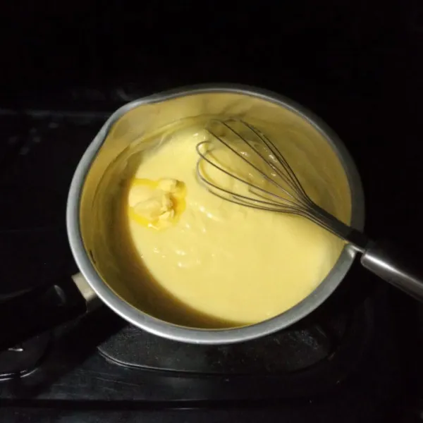 Matikan kompor lalu masukkan butter, aduk hingga tercampur merata, sisihkan.