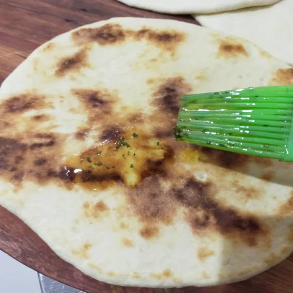 Panas-panas oles dengan minyak zaitun, taburi parsley cincang dan cabe bubuk. Jika tidak ingin pedas cabe bisa di skip.