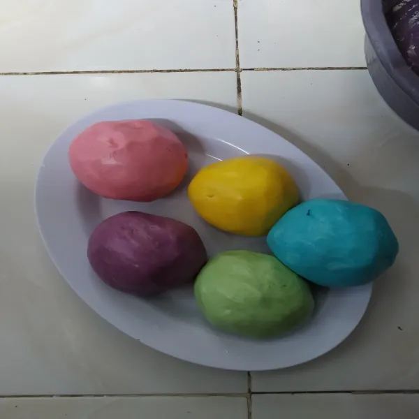 Bagi adonan menjadi 5 bagian dan beri pewarna.