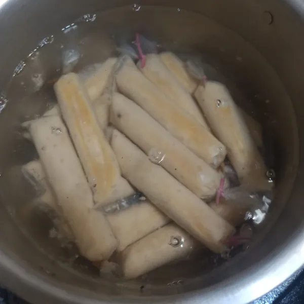 Masukkan pempek ke air mendidih. Rebus hingga mengapung. Angkat, tiriskan, biarkan dingin.