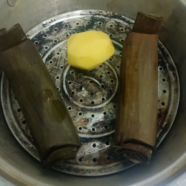 Kukus kentang dan lontong sekitar 15 menit.