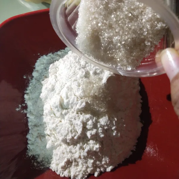 Masukkan tepung terigu, air dan gula pasir, aduk sampai rata