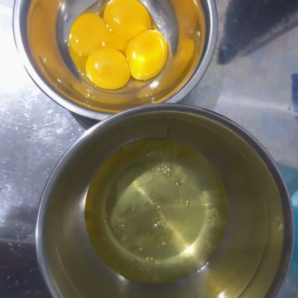 Pisahkan kuning telur dan putihnya.