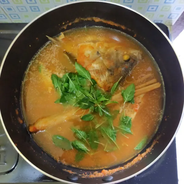 Kemudian tambahkan daun ruku-ruku.