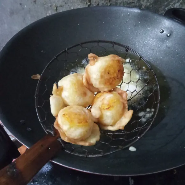 Goreng rondo royal hingga kuning keemasan. Angkat dan tiriskan.