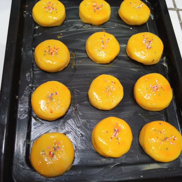 Olesi adonan menggunakan kuning telur kemudian beri taburan sprinkles di atasnya. Panggang selama 20 menit menggunakan api atas bawah dengan suhu 160°C. Biarkan uap panas hilang baru simpan di dalam stoples kedap udara. Semoga bermanfaat.