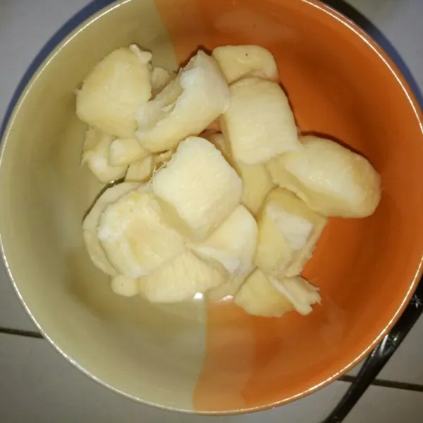 Siapkan tape singkong, buang sumbu singkong sampai bersih lalu haluskan pakai garpu