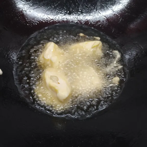 Panaskan minyak goreng, goreng tape sampai matang di kedua sisi. Angkat dan sajikan hangat.