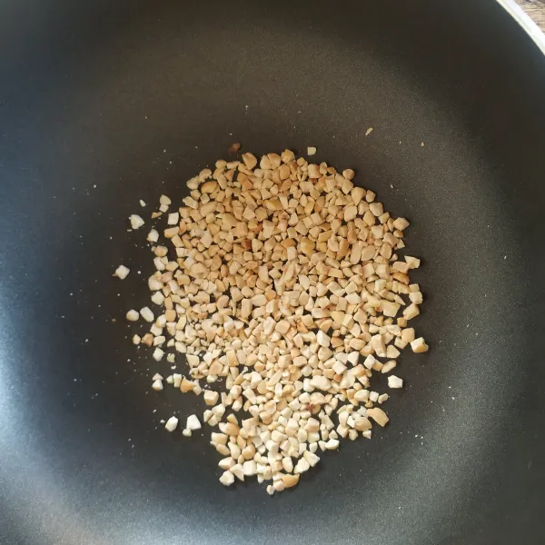 Cincang kacang tanah, lalu sangrai dengan api kecil sampai matang, angkat & sisihkan dulu