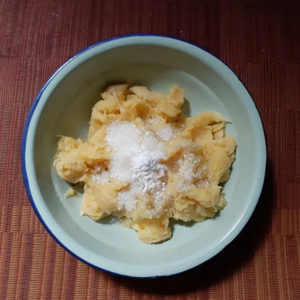 Tambahkan gula, vanili, garam dan baking powder. Aduk rata.