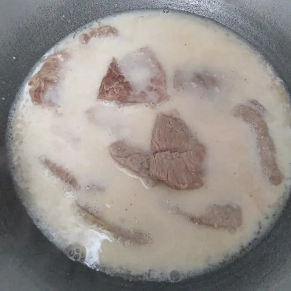 Masukkan daging dan masak hingga air mengering sambil sesekali diaduk-aduk, angkat.