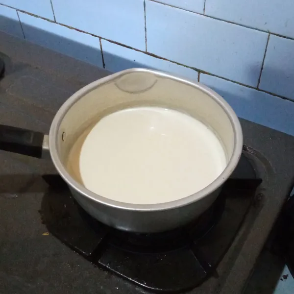Campurkan susu, whip cream dan gula. Masak simmer jangan sampai mendidih.