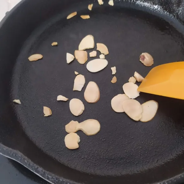 Sangrai kacang kenari/ almond