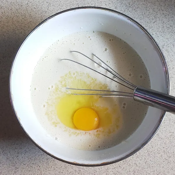 Masukan telur lalu kocok hingga tercampur rata.