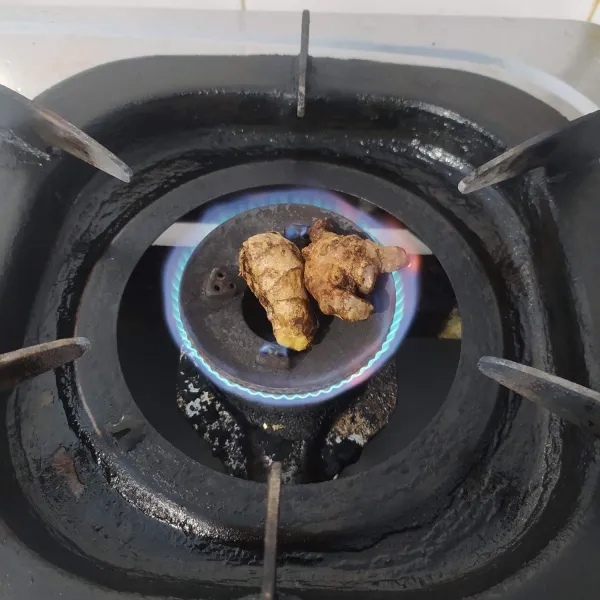 Cuci bersih jahe, kemudian bakar sampai mengeluarkan aroma jahe. Kemudian sisit kulit yang gosong dan geprek.