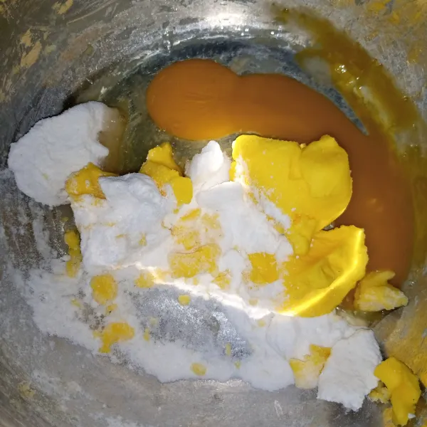 Campur semua bahan menjadi satu kecuali tepung terigu, maizena dan susu. Mixer cukup rata.
