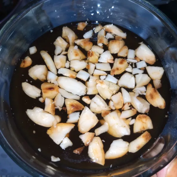Saring air guraka ke dalam gelas saji kemudian beri taburan kacang kenari di atasnya. Nikmati air guraka selagi hangat.
