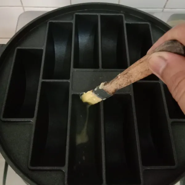 Siapkan cetakan pancong,oles tipis dengan margarin