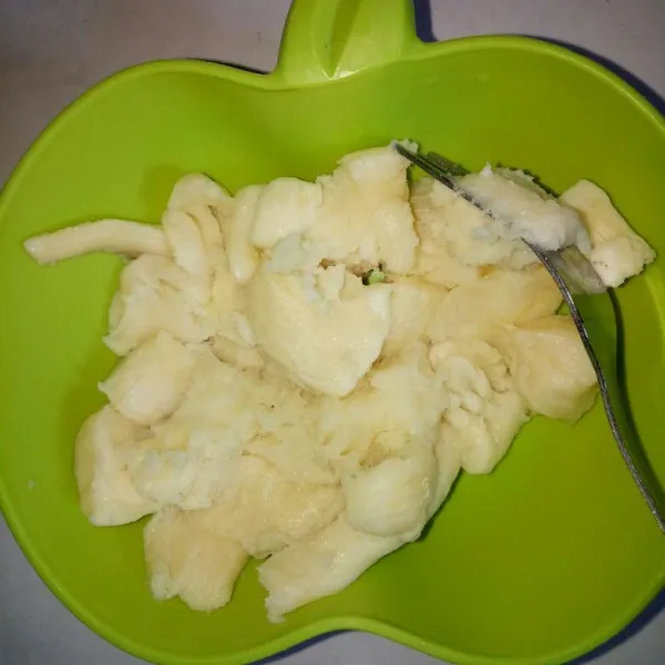 Siapkan tape singkong, bersihkan dari sumbunya lalu lumatkan pake garpu sampai halus