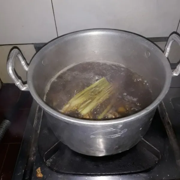 Masak sampai mendidih dan koreksi rasanya .