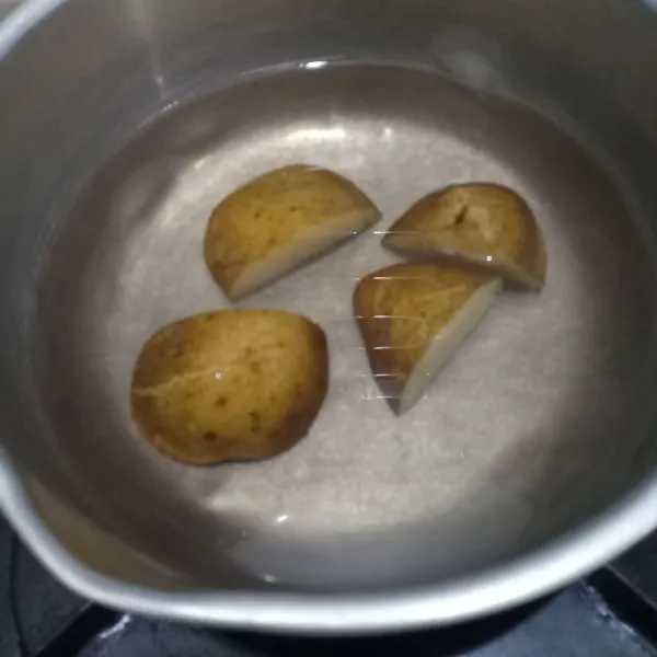 Cuci bersih kentang, potong lalu rebus sampai matang. Kupas kulitnya lalu dinginkan