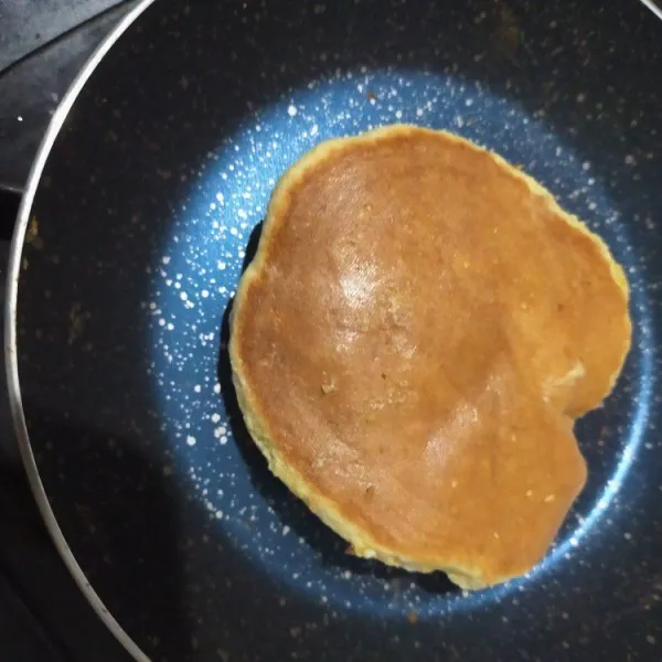 Panaskan teflon anti lengket. API HARUS SANGAT KECIL KARENA MUDAH GOSONG. Tuang adonan, tutup wajannya. Masak sampai bagian bawah kecokelatan lalu balik. Masak lagi hingga sisi bawah kecokelatan dan matang.