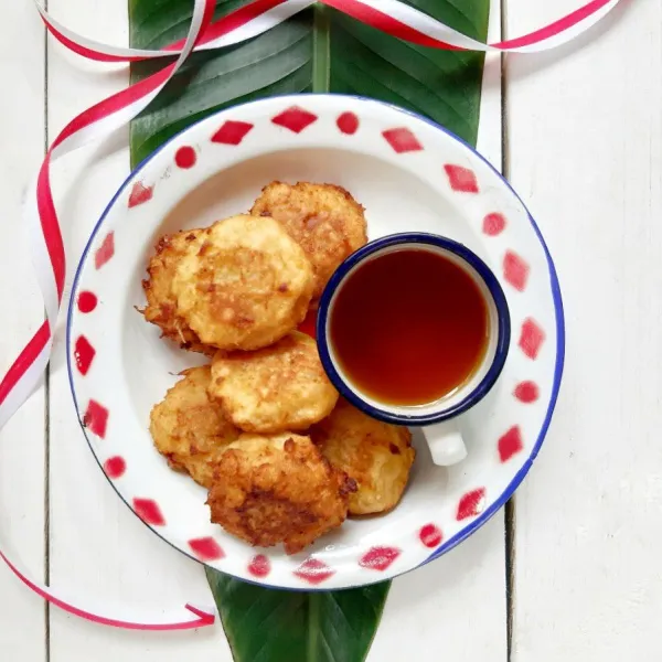 Boleh ditaburi gula halus dan sajikan bersama teh hangat.