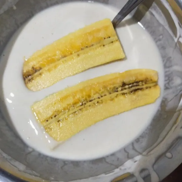 Celup pisang ke dalam tepung basah.