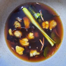 Masak dengan api kecil hingga gula larut, air menyusut setengah dan rasa rempahnya keluar. Koreksi lagi rasanya.