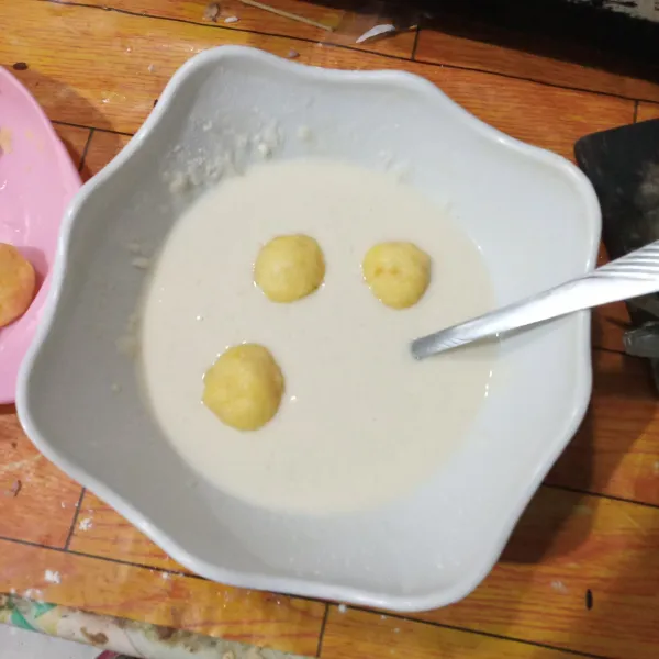 Masukkan bulatan tape singkong ke dalam adonan tepung.