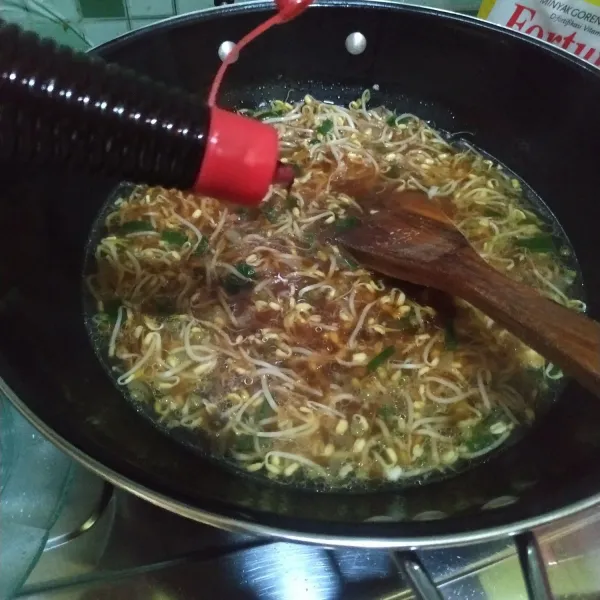 Masukkan kecambah, kemudian tambahkan kecap manis. Aduk hingga tercampur rata, kemudian koreksi rasa.