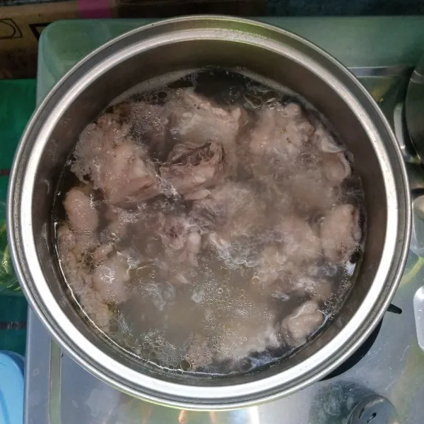 Siapkan air. Rebus sampai mendidih. Kemudian masukkan tulang ayam sisa fillet. Rebus sampai mengeluarkan minyak. Kemudian angkat tulang ayamnya. Sisakan kaldu ayamnya.