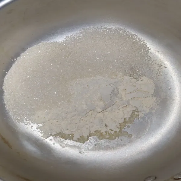 Kemudian campur gula pasir dan tepung terigu dalam panci.