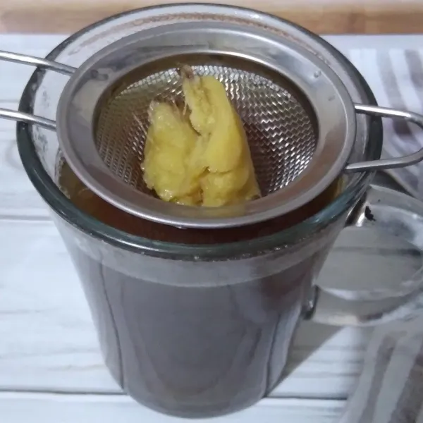 Saring dan masukan dalam gelas lalu beri topping almond.