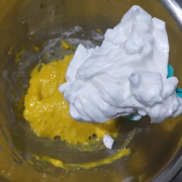Masukan adonan putih telur ke adonan kuning telur secara bertahap. Aduk rata.