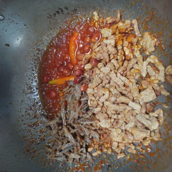 Masukan tempe, kacang tanah dan ikan teri aduk hingga merata.